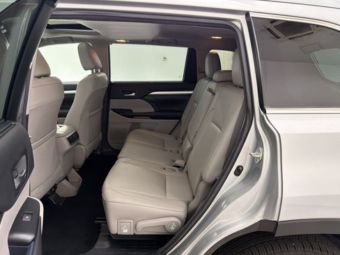Used 2017 Toyota Highlander XLE AWD/4WD image 25