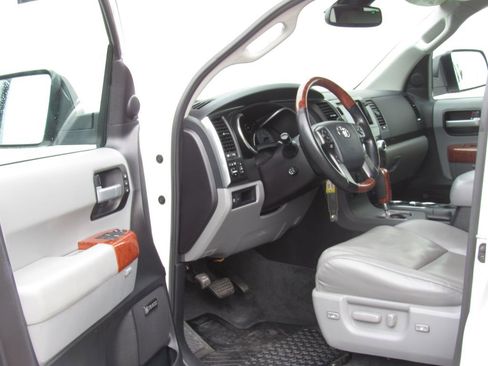 Used 2018 Toyota Sequoia Platinum AWD/4WD image 9