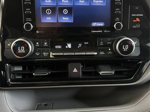 Used 2022 Toyota Highlander XLE AWD/4WD image 36