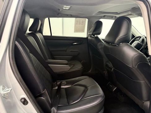 Used 2021 Toyota Highlander XLE image 22