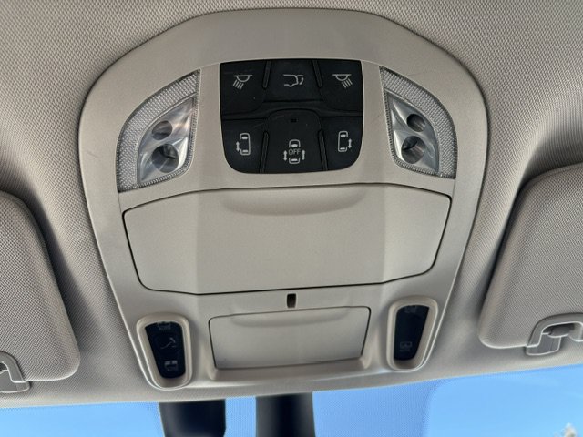 Used 2020 Chrysler Pacifica Limited w/ Tire & Wheel Group FWD image 32