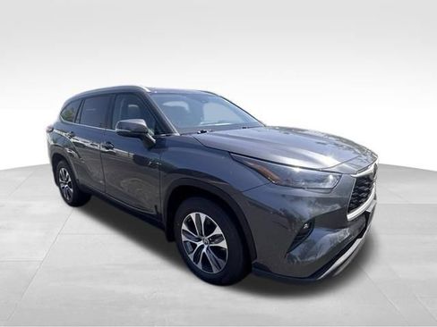 Used 2023 Toyota Highlander XLE FWD image 9