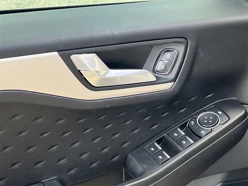 Used 2020 Ford Escape SE image 12