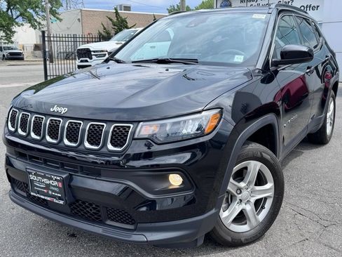 Used 2023 Jeep Compass Latitude w/ Convenience Group AWD/4WD image 3