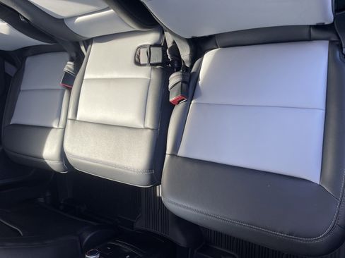 Used 2022 Ford Explorer XLT image 12