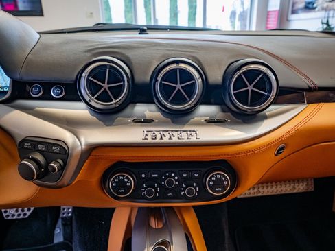 Used 2015 Ferrari F12 Berlinetta image 14