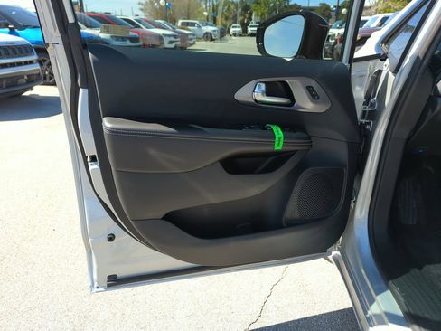 New 2026 Chrysler Pacifica Select w/ S Appearance Package FWD image 18