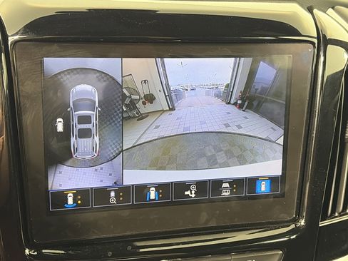 Used 2023 Chevrolet Traverse LT w/ Rear Camera Mirror Package AWD/4WD image 24