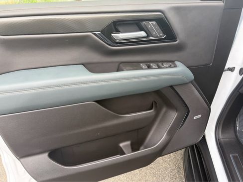 Used 2026 GMC Yukon XL AT4 AWD/4WD image 9