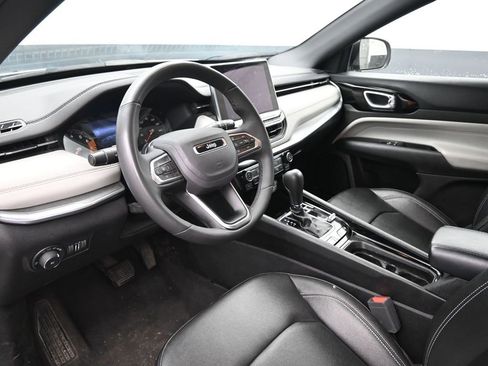 Used 2025 Jeep Compass Limited image 19