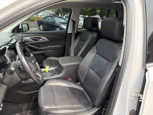 Used 2019 Chevrolet Traverse LT w/ LT Premium Package AWD/4WD image 3