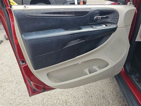 Used 2015 Dodge Grand Caravan American Value Package w/ UConnect Hands-Free Group image 15