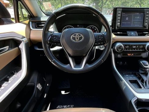 Used 2019 Toyota RAV4 XLE Premium FWD image 8
