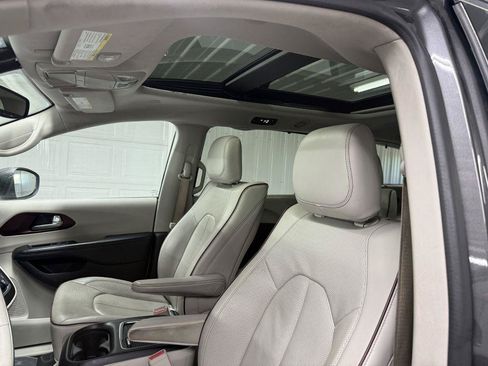 Used 2017 Chrysler Pacifica Limited FWD image 12
