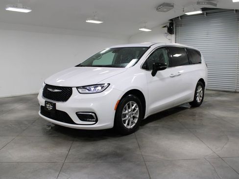 Used 2024 Chrysler Pacifica Touring-L image 4