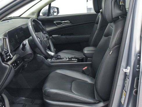 Used 2025 Kia Sportage EX w/ Premium Package image 2
