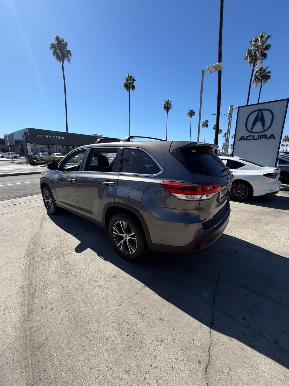 Used 2019 Toyota Highlander LE FWD image 7