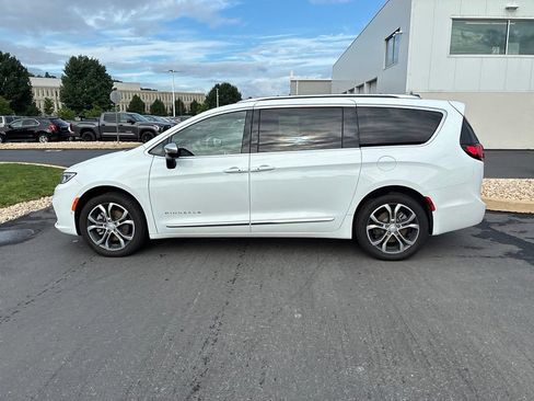 Used 2026 Chrysler Pacifica Pinnacle AWD/4WD image 22