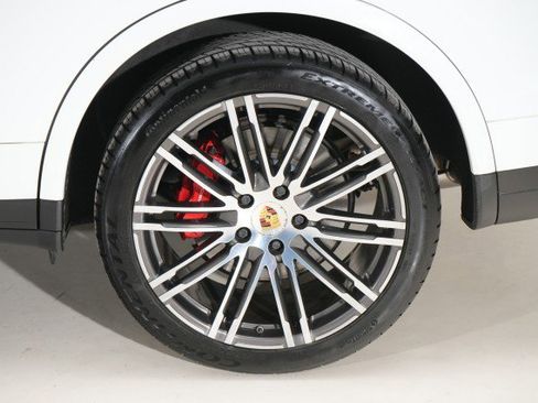 Used 2017 Porsche Cayenne Turbo AWD image 34