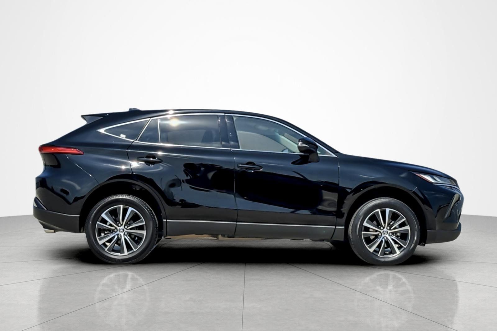 Used 2024 Toyota Venza LE AWD/4WD image 6