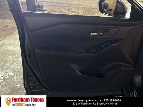 Used 2025 Nissan Rogue SV AWD/4WD image 16
