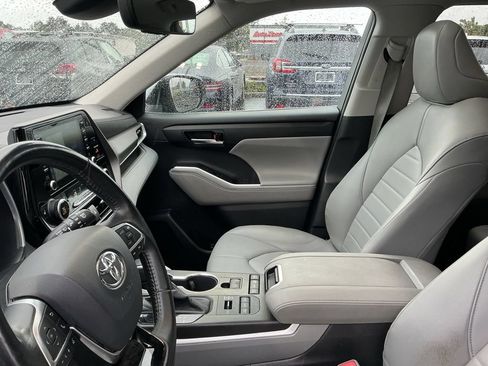 Used 2020 Toyota Highlander XLE AWD/4WD image 11