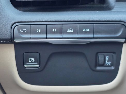 Used 2024 Cadillac Escalade Premium Luxury AWD/4WD image 33