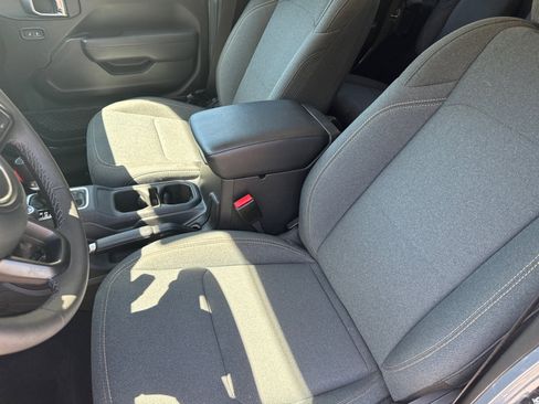 Used 2025 Jeep Wrangler Willys AWD/4WD image 10