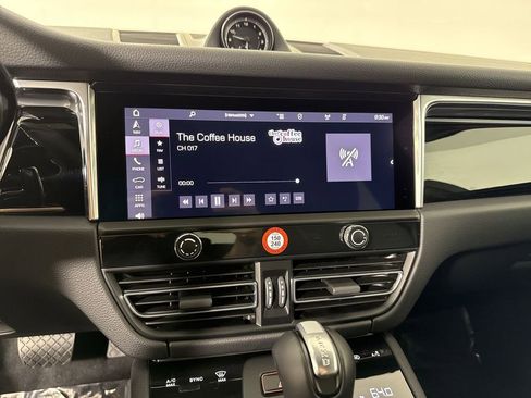 Certified 2025 Porsche Macan image 28