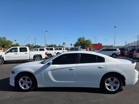 Used 2019 Dodge Charger SXT RWD image 2