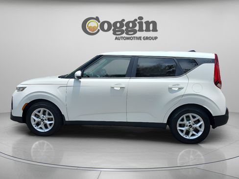 Used 2022 Kia Soul LX w/ Technology Package FWD image 2