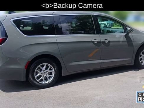 Used 2023 Chrysler Pacifica Touring-L FWD image 3