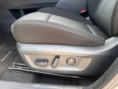 Used 2025 Nissan Rogue SV AWD/4WD image 16