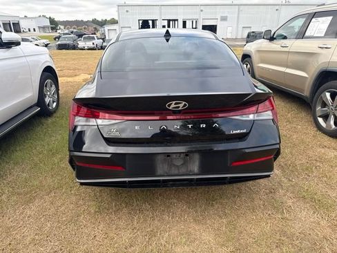 Used 2025 Hyundai Elantra Limited w/ Cargo Package FWD image 5