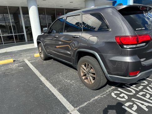 Used 2017 Jeep Grand Cherokee Laredo 75th Anniversary image 6