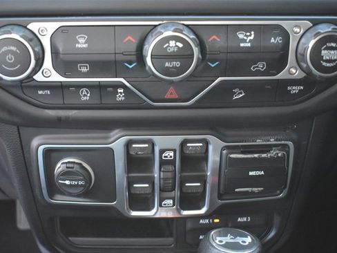 Used 2018 Jeep Wrangler Unlimited Sahara image 25