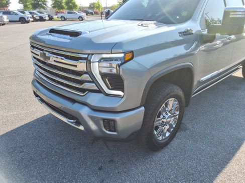 Used 2026 Chevrolet Silverado 2500 High Country w/ High Country Premium Package AWD/4WD image 9