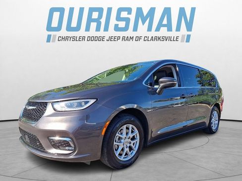 Used 2023 Chrysler Pacifica Touring-L FWD image 3