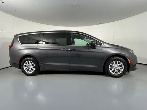 Used 2023 Chrysler Voyager LX FWD image 5