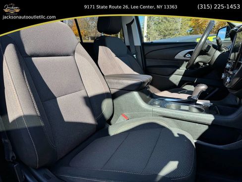 Used 2018 Chevrolet Traverse LT image 16