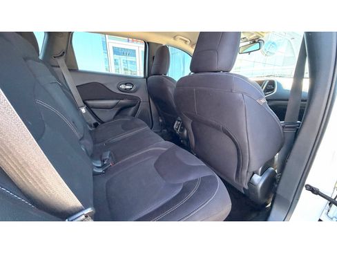 Used 2015 Jeep Cherokee Latitude AWD/4WD image 9