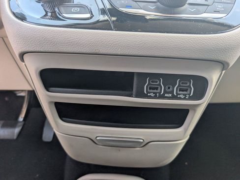 Used 2023 Chrysler Pacifica Touring-L FWD image 18