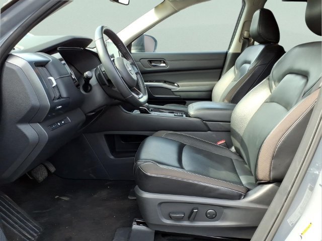 Used 2024 Nissan Pathfinder SL AWD/4WD image 18