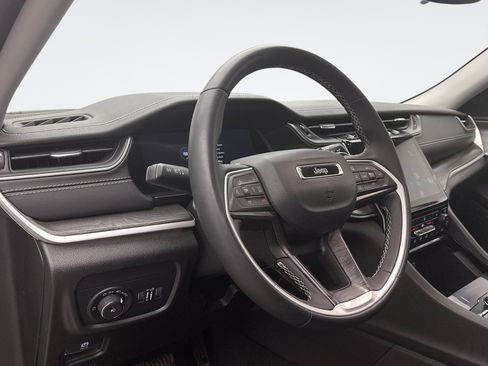 Used 2023 Jeep Grand Cherokee Limited image 7