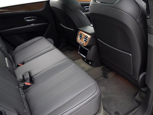 Certified 2021 Bentley Bentayga Plug-In Hybrid AWD/4WD image 31