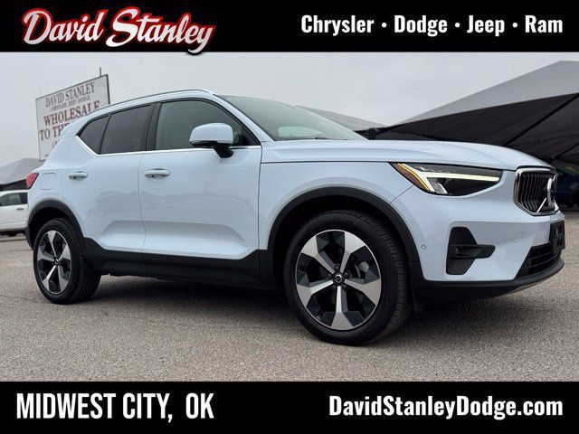 Used 2024 Volvo XC40 B5 Plus AWD/4WD image 1