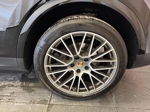 Used 2023 Porsche Cayenne Platinum Edition image 11