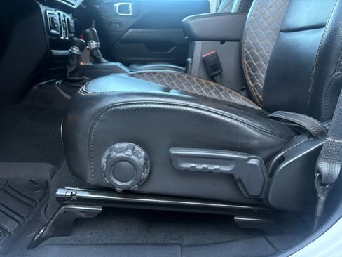 Used 2023 Jeep Gladiator Overland image 13