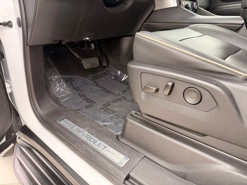 Used 2023 Chevrolet Suburban Premier AWD/4WD image 13
