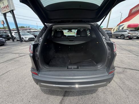 Used 2019 Jeep Cherokee Limited w/ Luxury Group AWD/4WD image 11